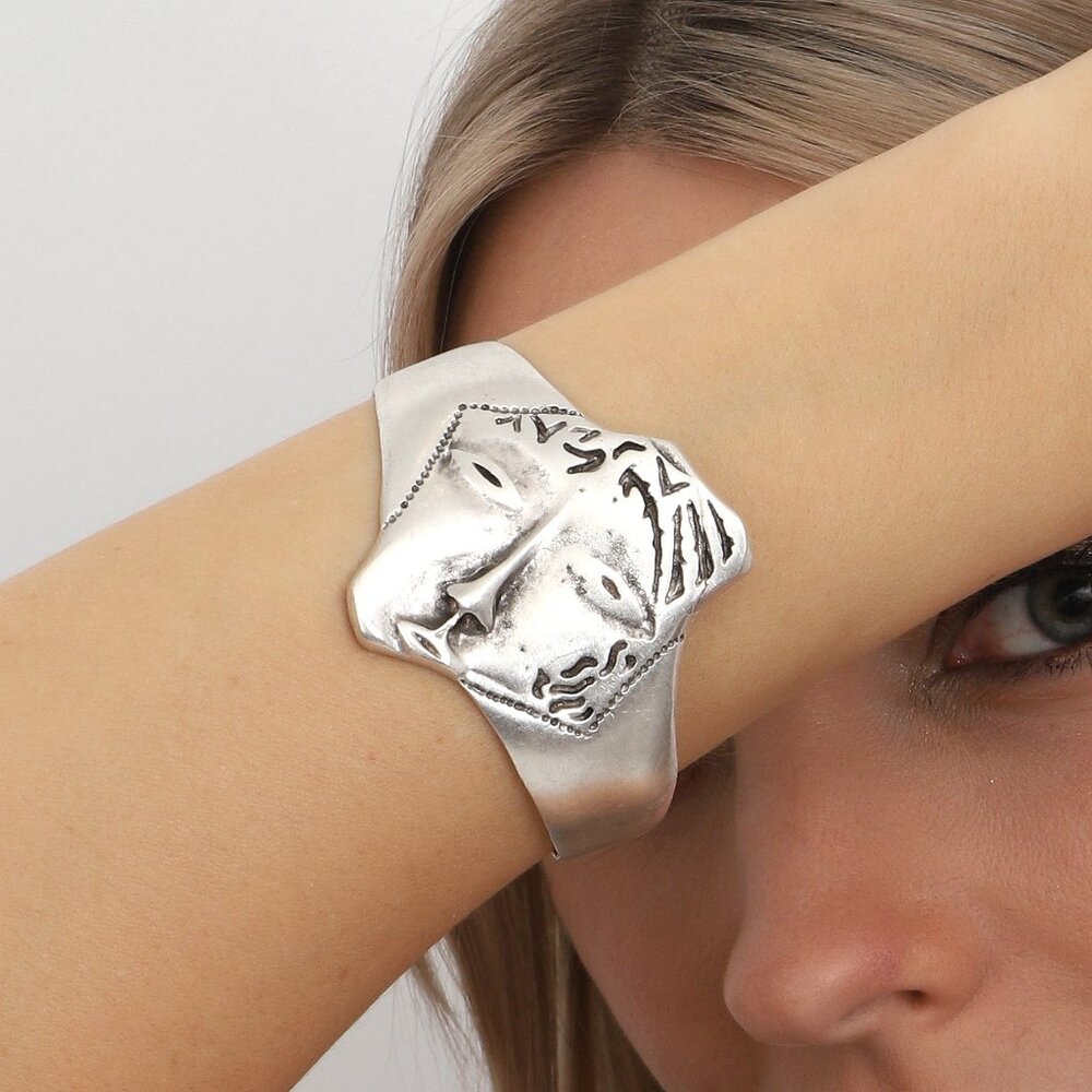 Handcrafted Silver Jewelry Set with Vintage Inspired Pattern